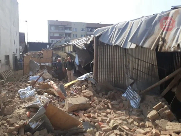 На Закарпатті обвалилась будівля колишнього кінотеатру, є жертви (фото, відео)