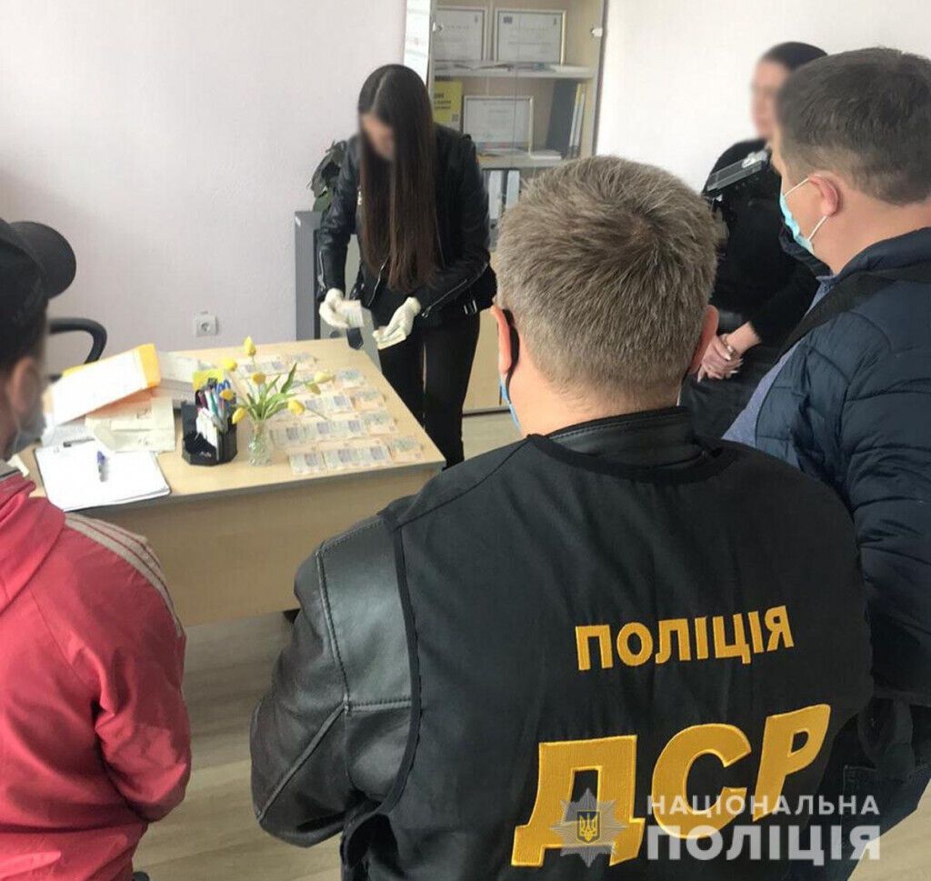 У Миколаївці поліцейські затримали посадовця ЦНАП на хабарі