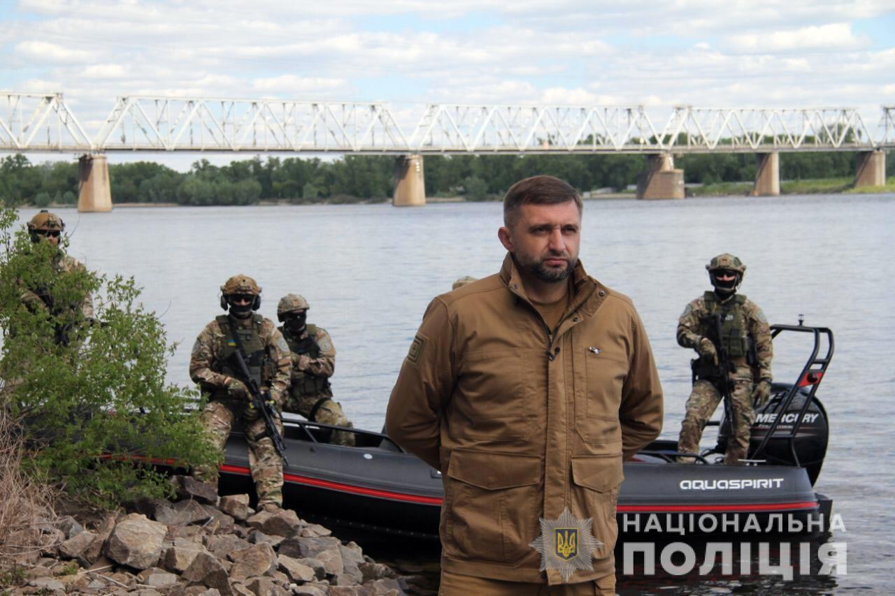 Поліція на воді та КОРД провели перші тактичні навчання з використанням нового катеру, розробленого для силових поліцейських спецоперацій
