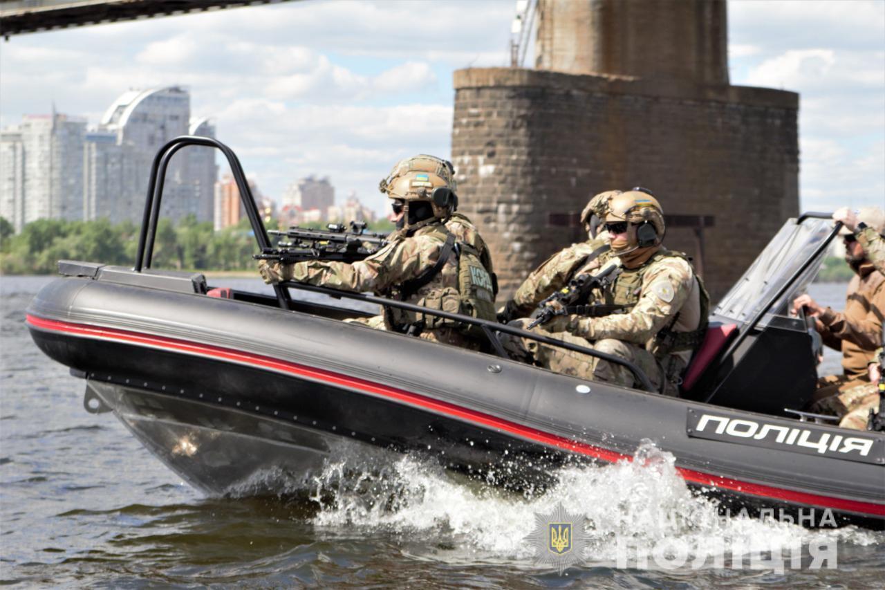 Поліція на воді та КОРД провели перші тактичні навчання з використанням нового катеру, розробленого для силових поліцейських спецоперацій