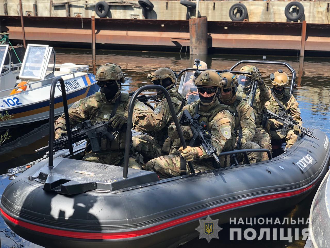 Поліція на воді та КОРД провели перші тактичні навчання з використанням нового катеру, розробленого для силових поліцейських спецоперацій