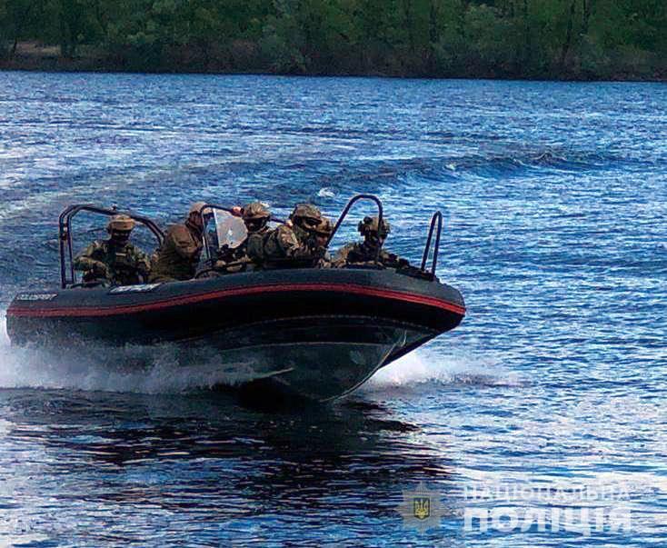 Поліція на воді та КОРД провели перші тактичні навчання з використанням нового катеру, розробленого для силових поліцейських спецоперацій