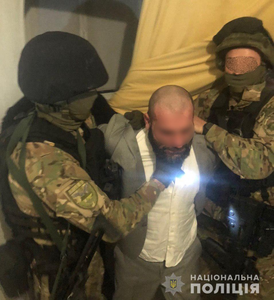 Поліцейські Київщини затримали іноземця, який за пів години вчинив серію злочинів та погрожував підірвати багатоповерхівку