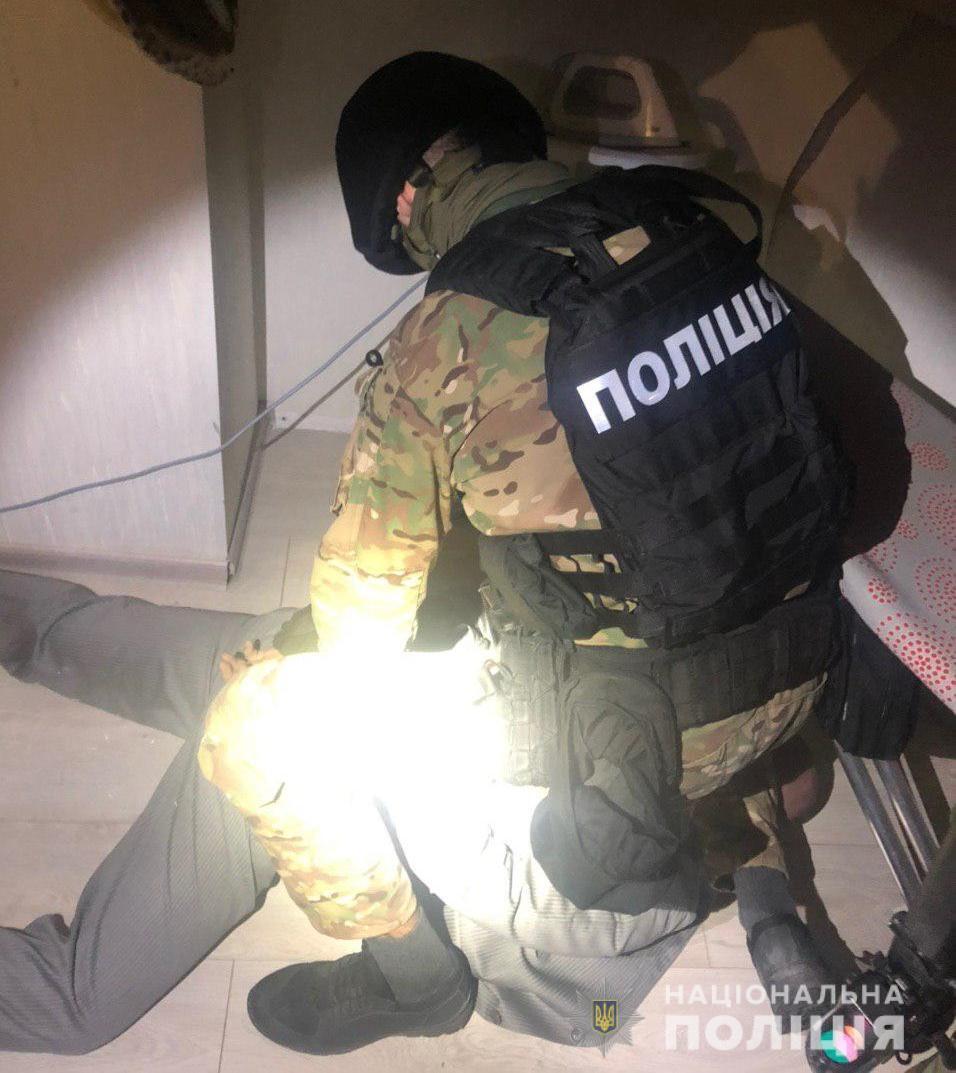 Поліцейські Київщини затримали іноземця, який за пів години вчинив серію злочинів та погрожував підірвати багатоповерхівку