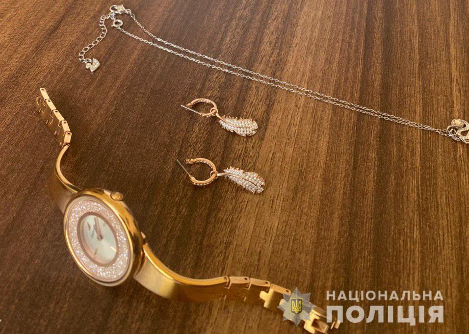 Жительці Київщини поліція оголосила про підозру у крадіжках прикрас з пошти, вартістю понад 33 тисячі гривень