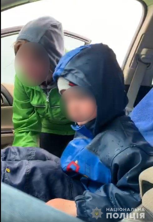 На Київщині поліцейський в позаробочий час знайшов хлопчика, який загубився