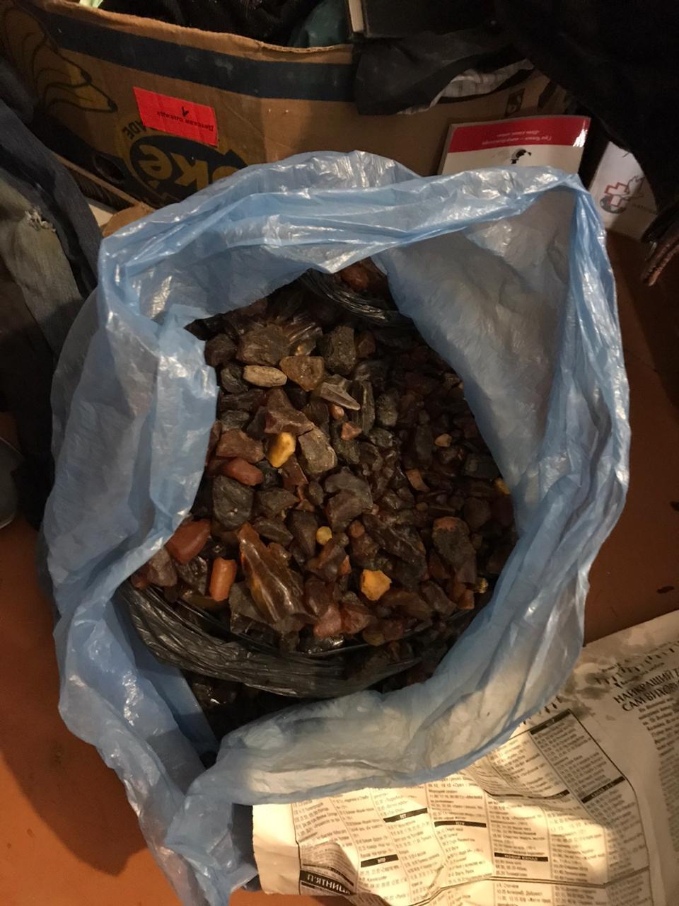 Правоохоронці у приватних помешканнях на Рівненщині виявили та вилучили 73 кг бурштину вартістю близько 700 тис грн  (ФОТО)