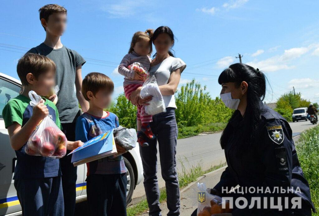 На Донеччині поліцейські разом із представниками соціальної служби підтримали родини, які постраждали від домашнього насильства