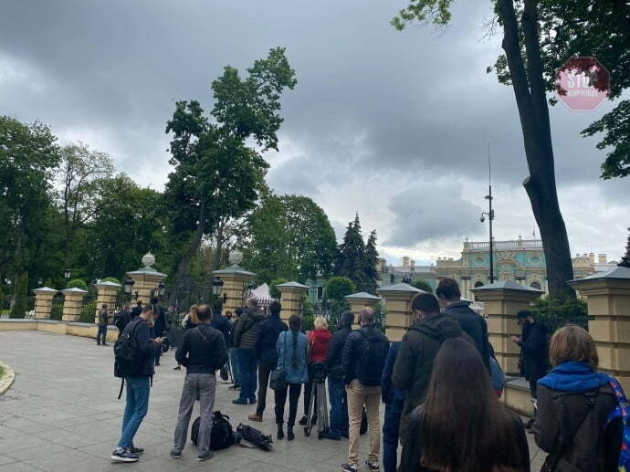 Вимірюють температуру та перевіряють апаратуру: підготовка до пресконференції Зеленського (фото)