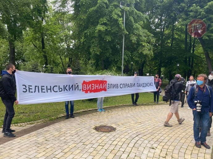 Вимірюють температуру та перевіряють апаратуру: підготовка до пресконференції Зеленського (фото)