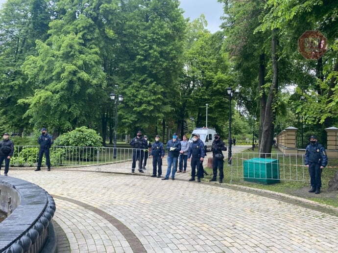 Вимірюють температуру та перевіряють апаратуру: підготовка до пресконференції Зеленського (фото)