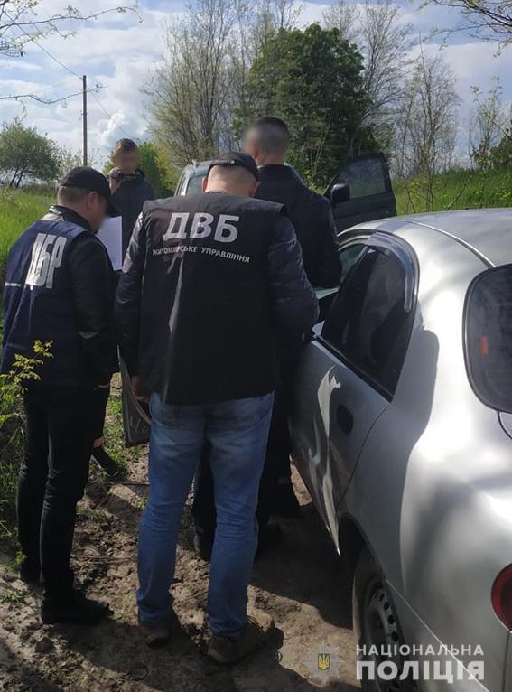 На одержанні хабаря затримано посадовця поліції Житомирщини