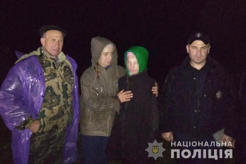 На Хмельниччині правоохоронці серед ночі знайшли у лісі зниклу 12-річну дівчинку