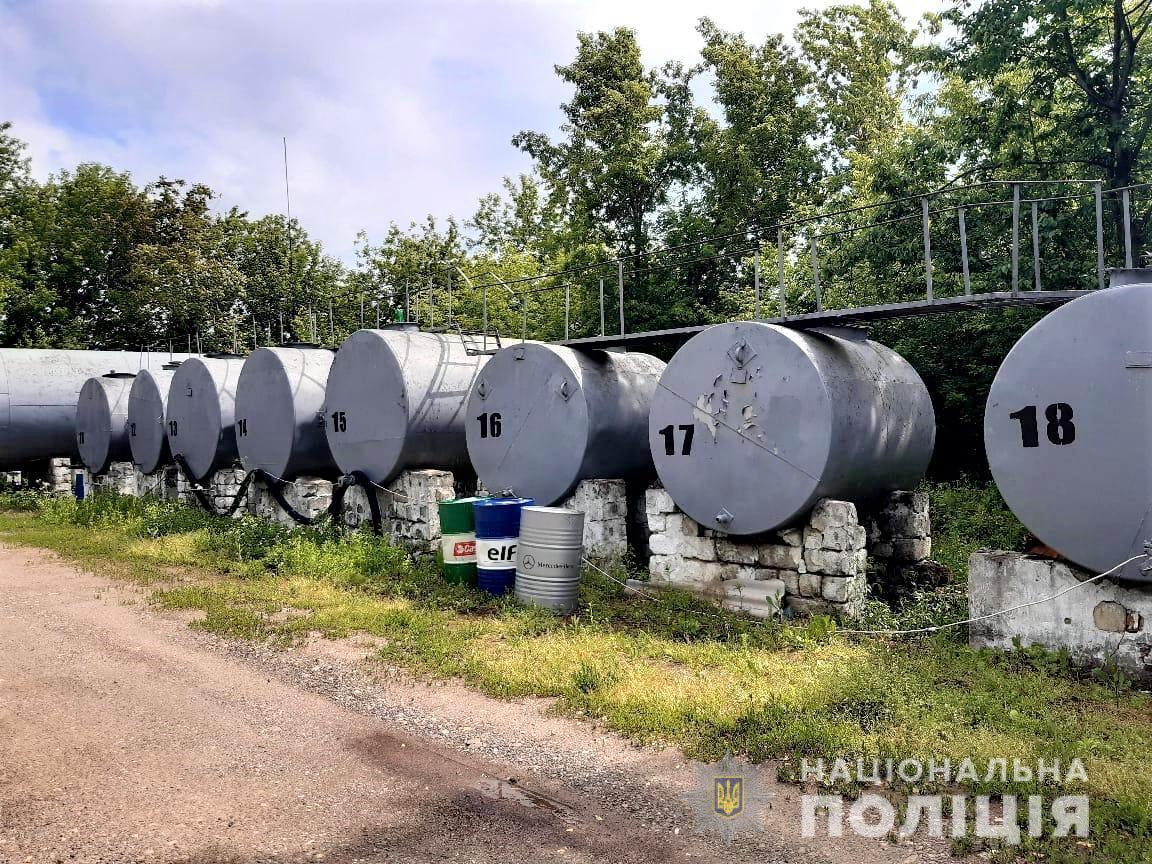 На Буковині правоохоронці викрили продаж контрафактного пального на понад 3,5 млн грн