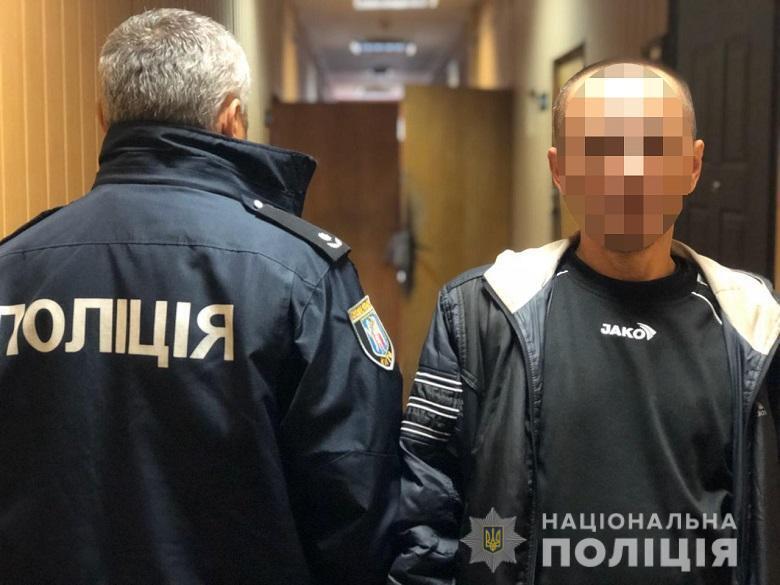 Київські правоохоронці протягом кількох хвилини затримали групу чоловіків за розбійний напад на лікаря