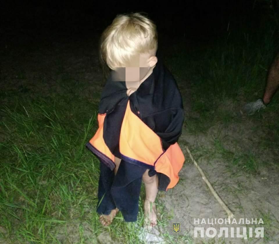 На Дніпропетровщині поліцейські розшукали дворічного хлопчика,  який заблукав у лісі