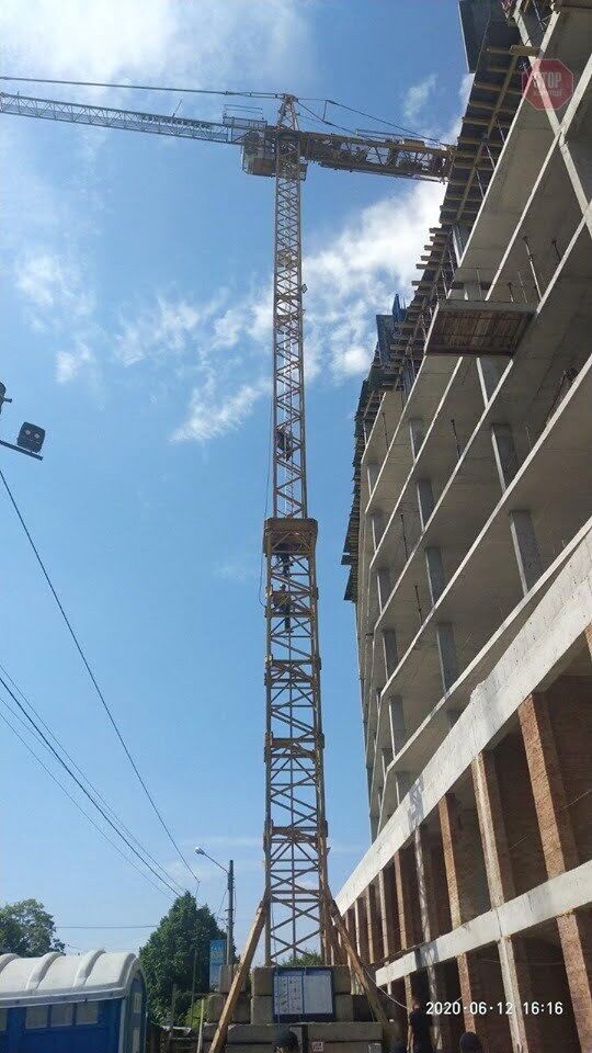 У Львові врятували жінку з 30-метрового крану (фото)