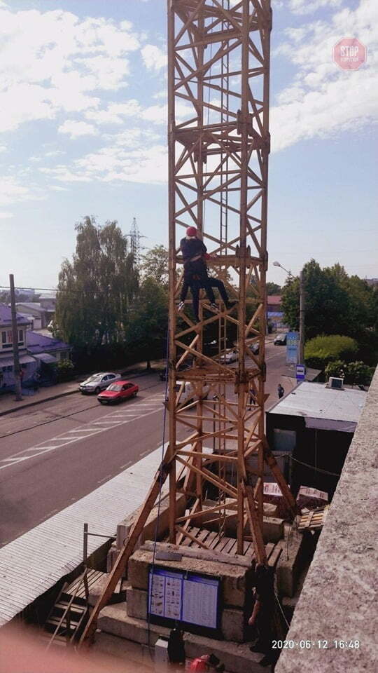 У Львові врятували жінку з 30-метрового крану (фото)