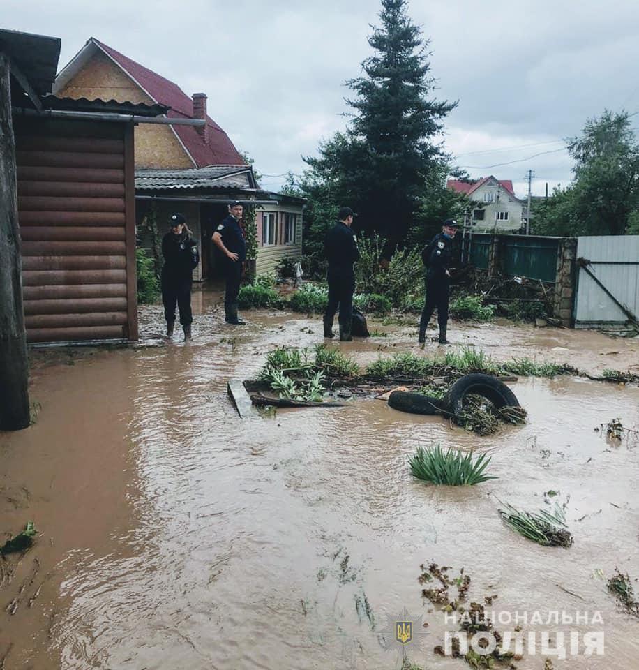 Поліцейські Прикарпаття продовжують допомагати ліквідовувати наслідки негоди