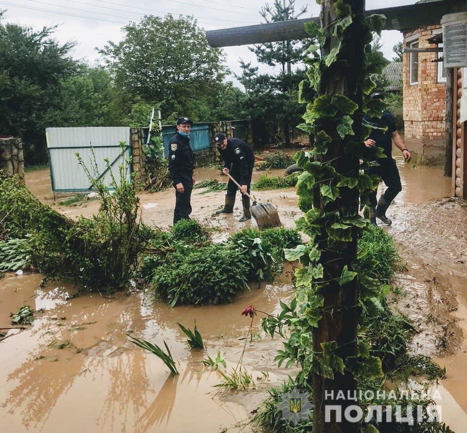 Поліцейські Прикарпаття продовжують допомагати ліквідовувати наслідки негоди