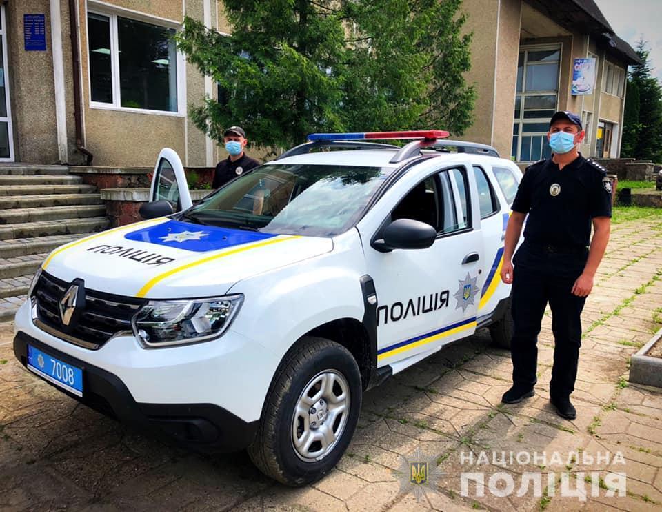 Прикарпатські поліцейські отримали ключі від нового службового автомобіля