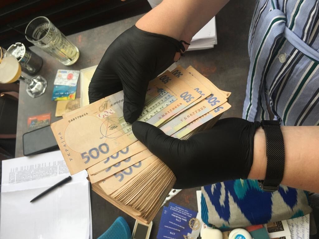 У Києві затримали арбітражного керуючого та посередника на одержанні 125 тис грн неправомірної вигоди (ФОТО)