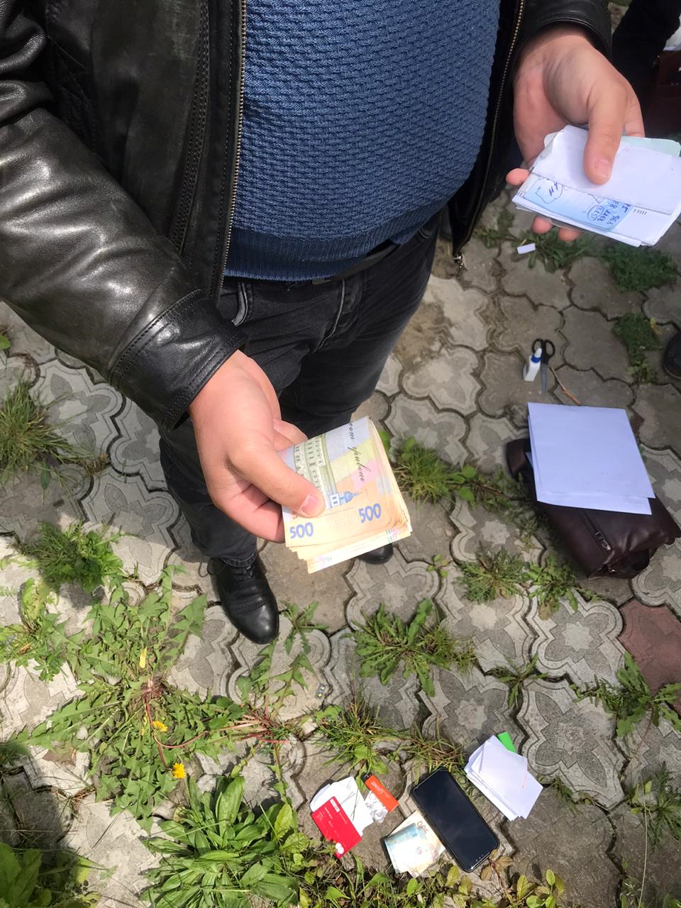 На Буковині державного виконавця викрили на хабарі (ФОТО)