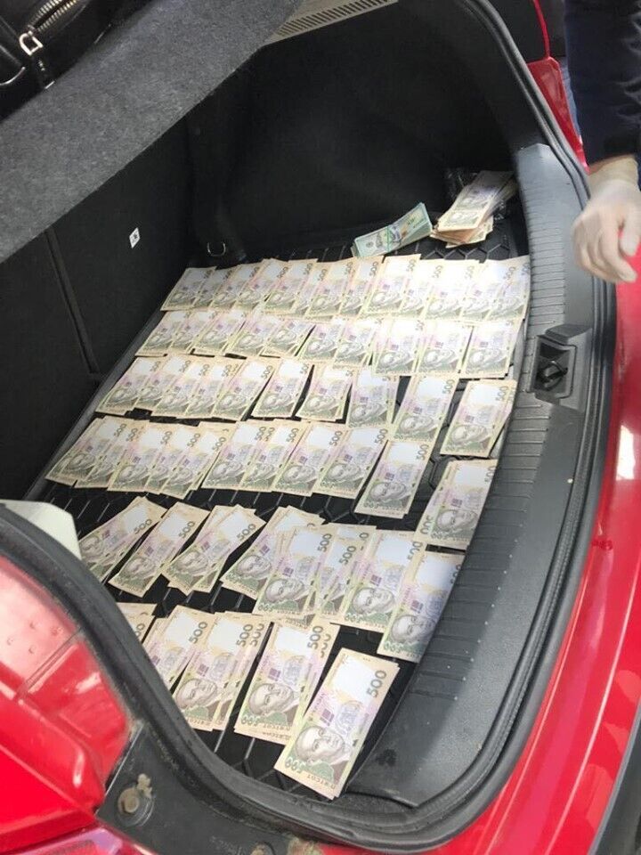 Посадовця Міністерства освіти і науки України викрито на одержанні 300 тис грн хабара