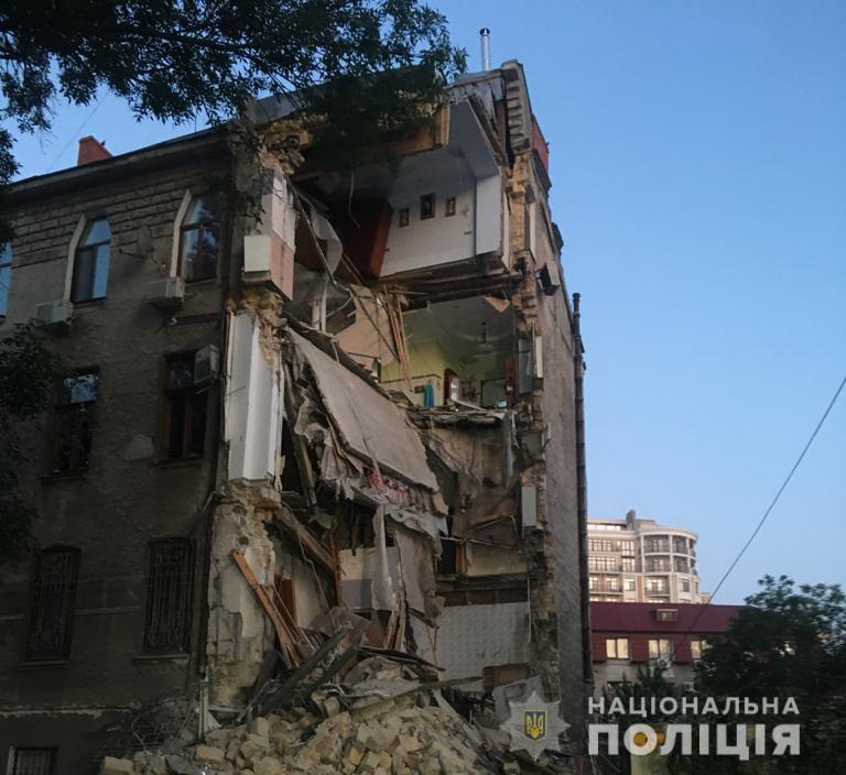 Правоохоронці забезпечують правопорядок на місці руйнування житлового будинку в Приморському районі