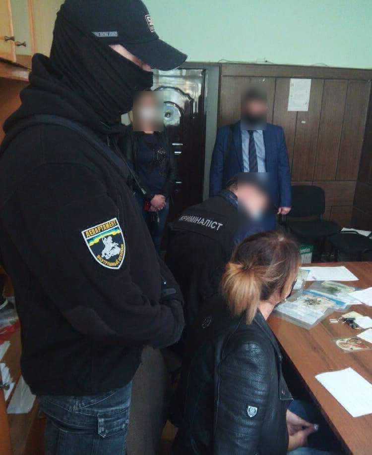 Підозрювана у наданні 1 500 дол США хабара слідчому поліції на Одещині відповідатиме у суді (ФОТО)