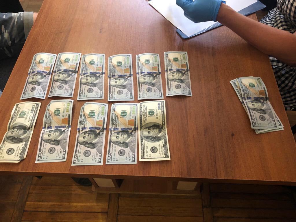 На Волині затримали громадянина, який намагався дати поліцейському 1500 дол США хабара (ФОТО)