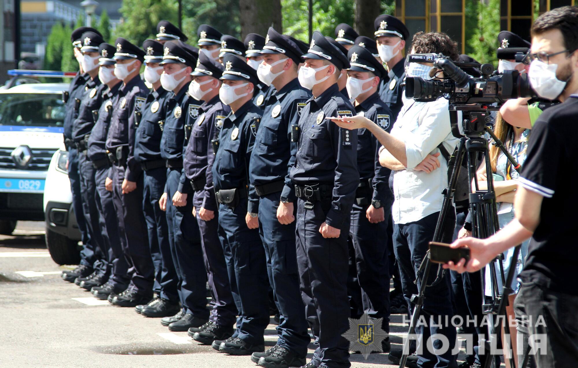 На Рівненщині Голова Нацполіції Ігор Клименко вручив поліцейським офіцерам громад ключі від 23 службових автомобілів