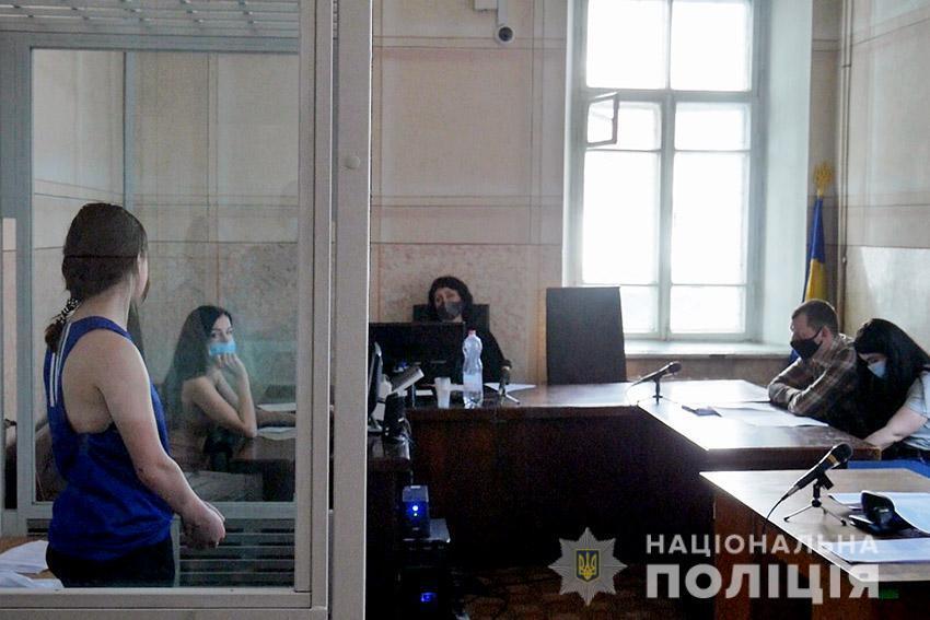 У Хмельницькому суд взяв під цілодобовий домашній арешт 19-річну жительку Вінничини, яка сльозогінним газом спричинила хімічні опіки очей патрульним