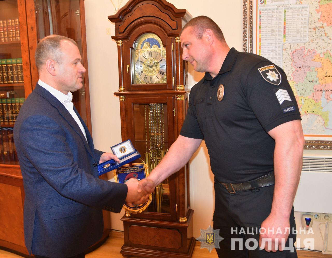 В Одесі відзначили поліцейського, який врятував жінку від ґвалтівника