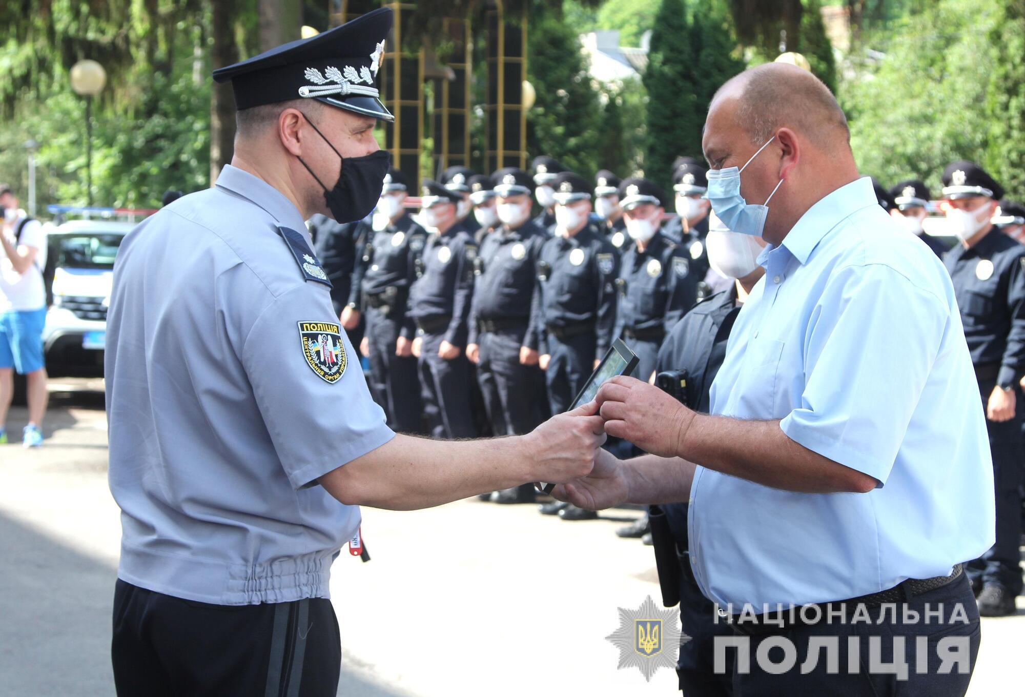 На Рівненщині Голова Нацполіції Ігор Клименко вручив поліцейським офіцерам громад ключі від 23 службових автомобілів