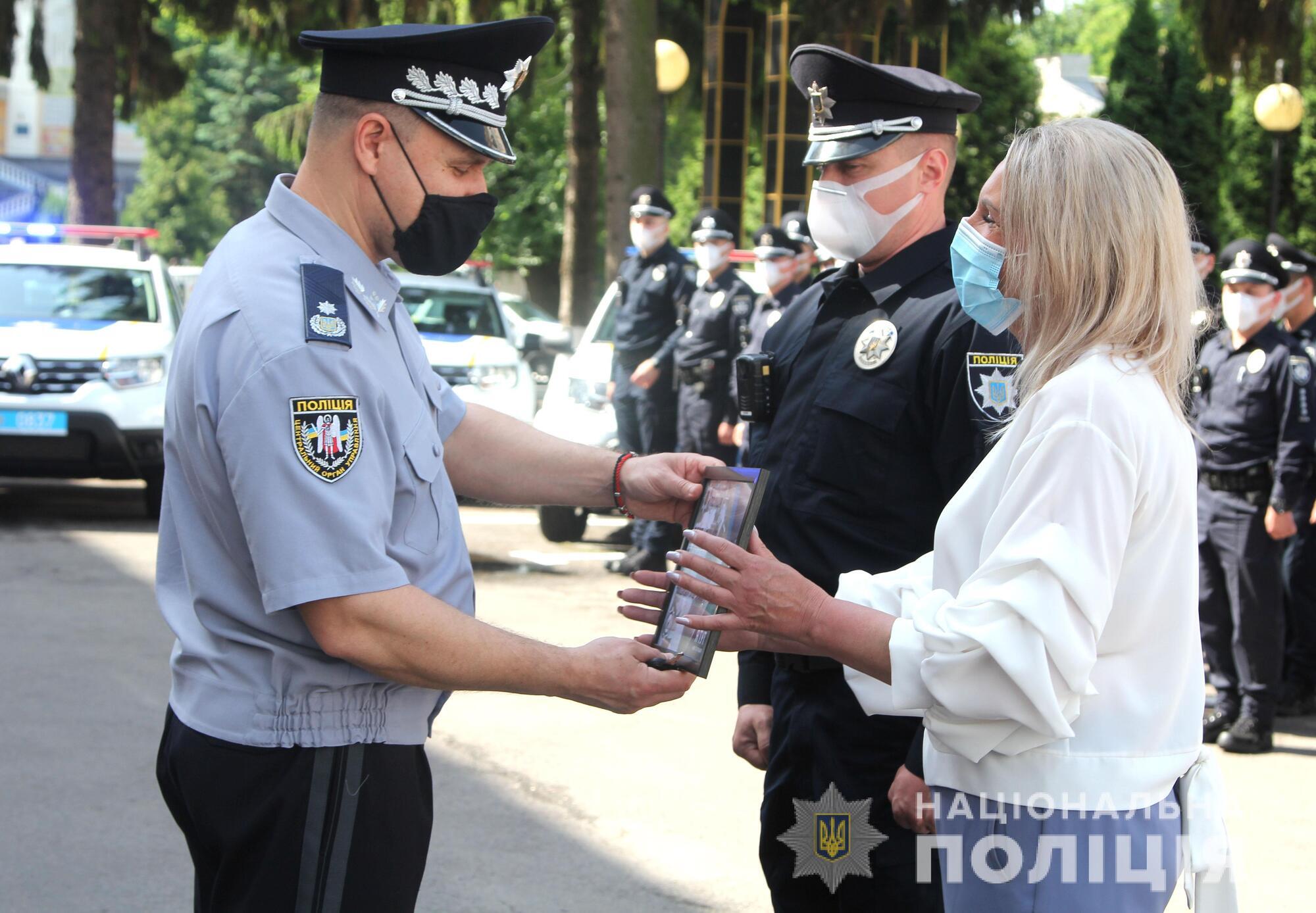 На Рівненщині Голова Нацполіції Ігор Клименко вручив поліцейським офіцерам громад ключі від 23 службових автомобілів