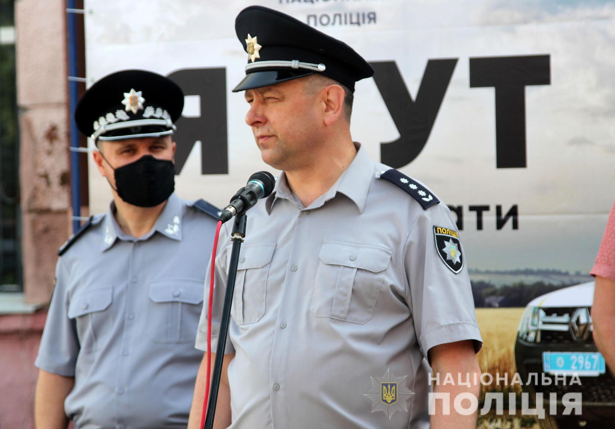 На Рівненщині Голова Нацполіції Ігор Клименко вручив поліцейським офіцерам громад ключі від 23 службових автомобілів