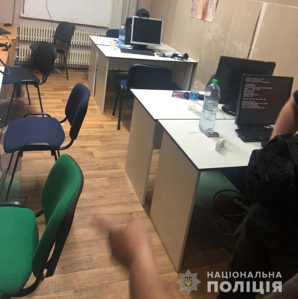 Поліція ''накрила'' шахрайський call-центр, серед учасників - неповнолітні