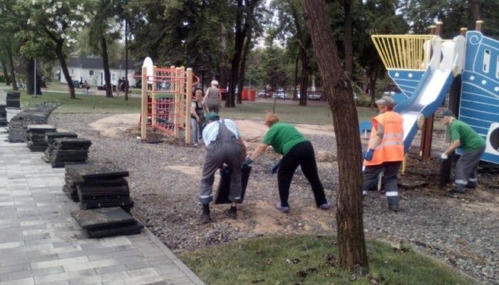 Негода у Маріуполі: повалені дерева, зупинився електротранспорт