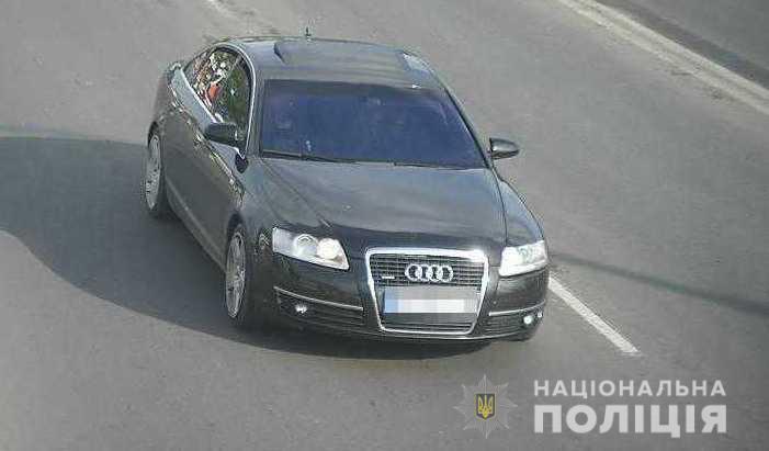 Поліцейські розшукують зловмисників, які біля банківської установи в Приморському районі Одеси напали на чоловіка