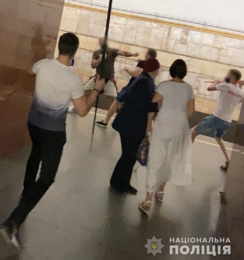 Правоохоронці припинили сутичку на платформі станції метро «Театральна»