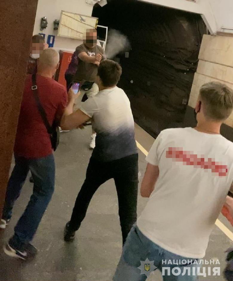 Правоохоронці припинили сутичку на платформі станції метро «Театральна»