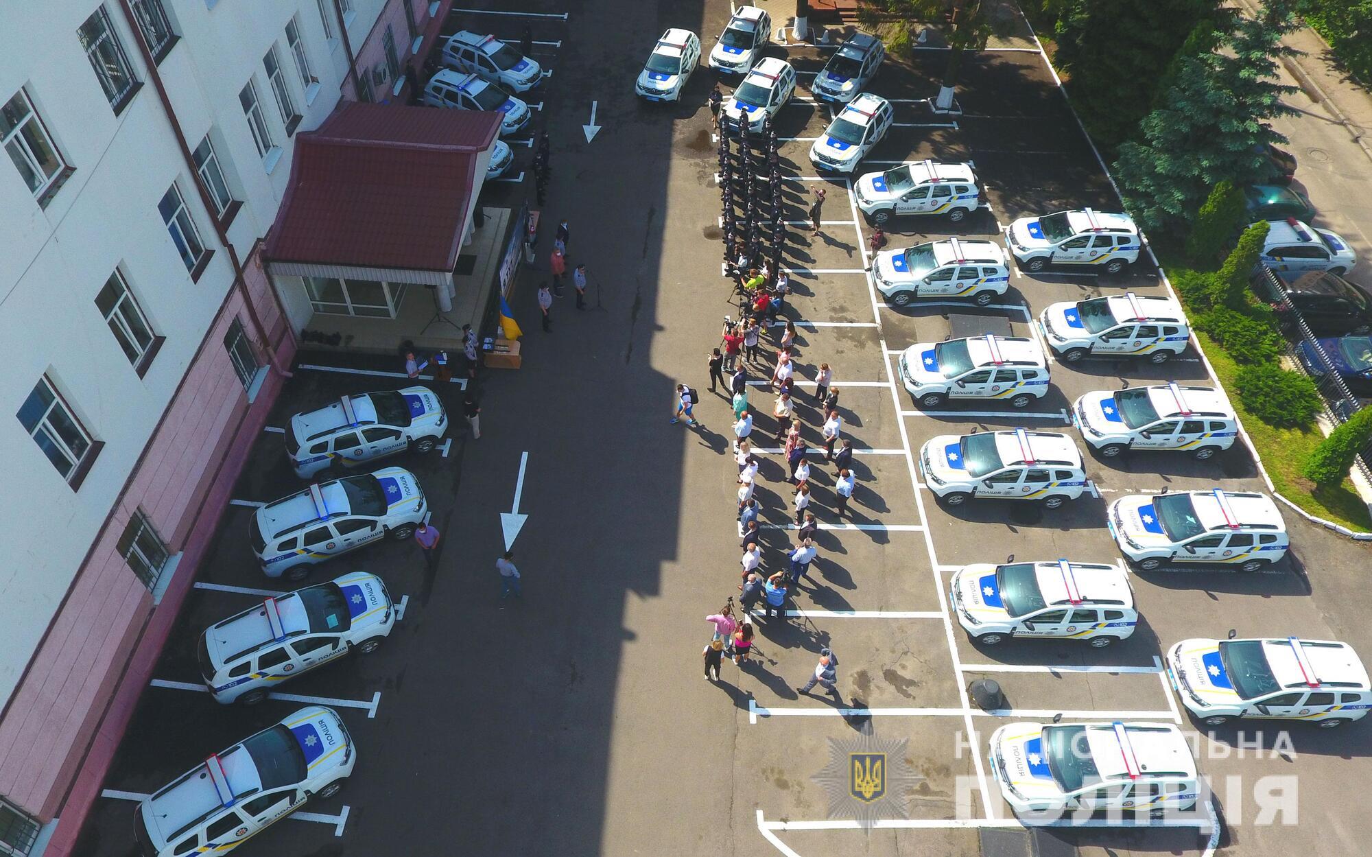 На Рівненщині Голова Нацполіції Ігор Клименко вручив поліцейським офіцерам громад ключі від 23 службових автомобілів