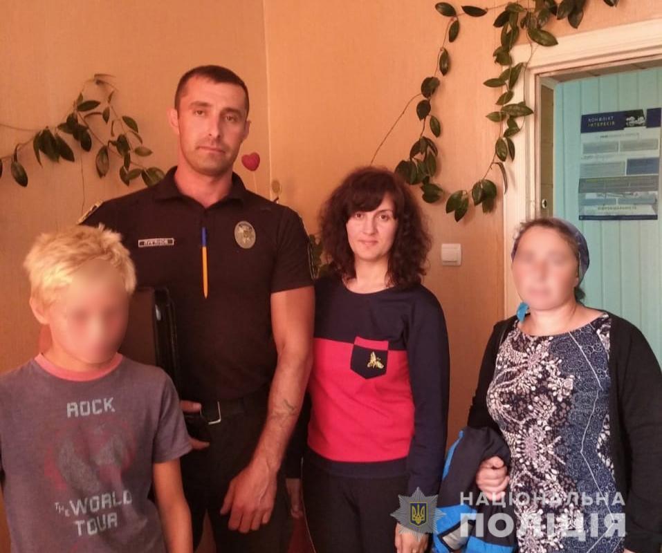 На Хмельниччині поліцейські повернули додому зниклого 12-річного хлопчика