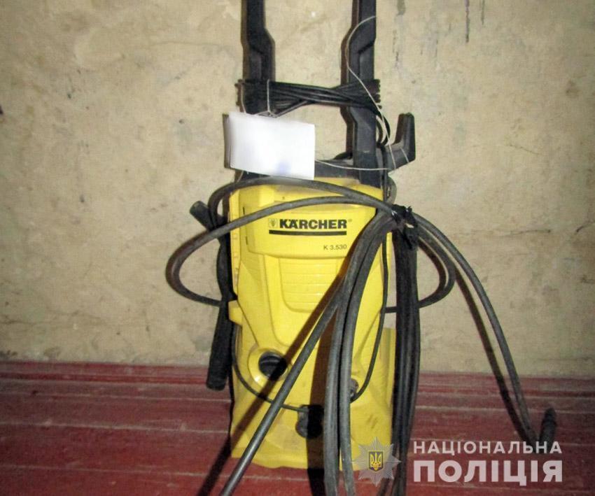 На Хмельниччині поліцейські розкрили крадіжку і повернули волонтерам інструменти, за допомогою яких вони ремонтують транспорт для ООС