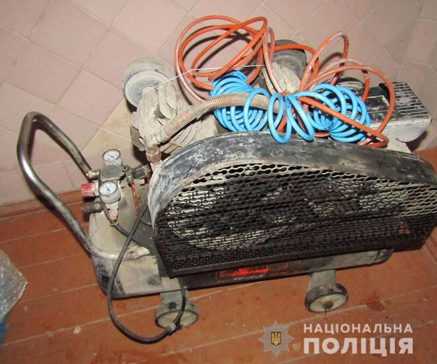На Хмельниччині поліцейські розкрили крадіжку і повернули волонтерам інструменти, за допомогою яких вони ремонтують транспорт для ООС