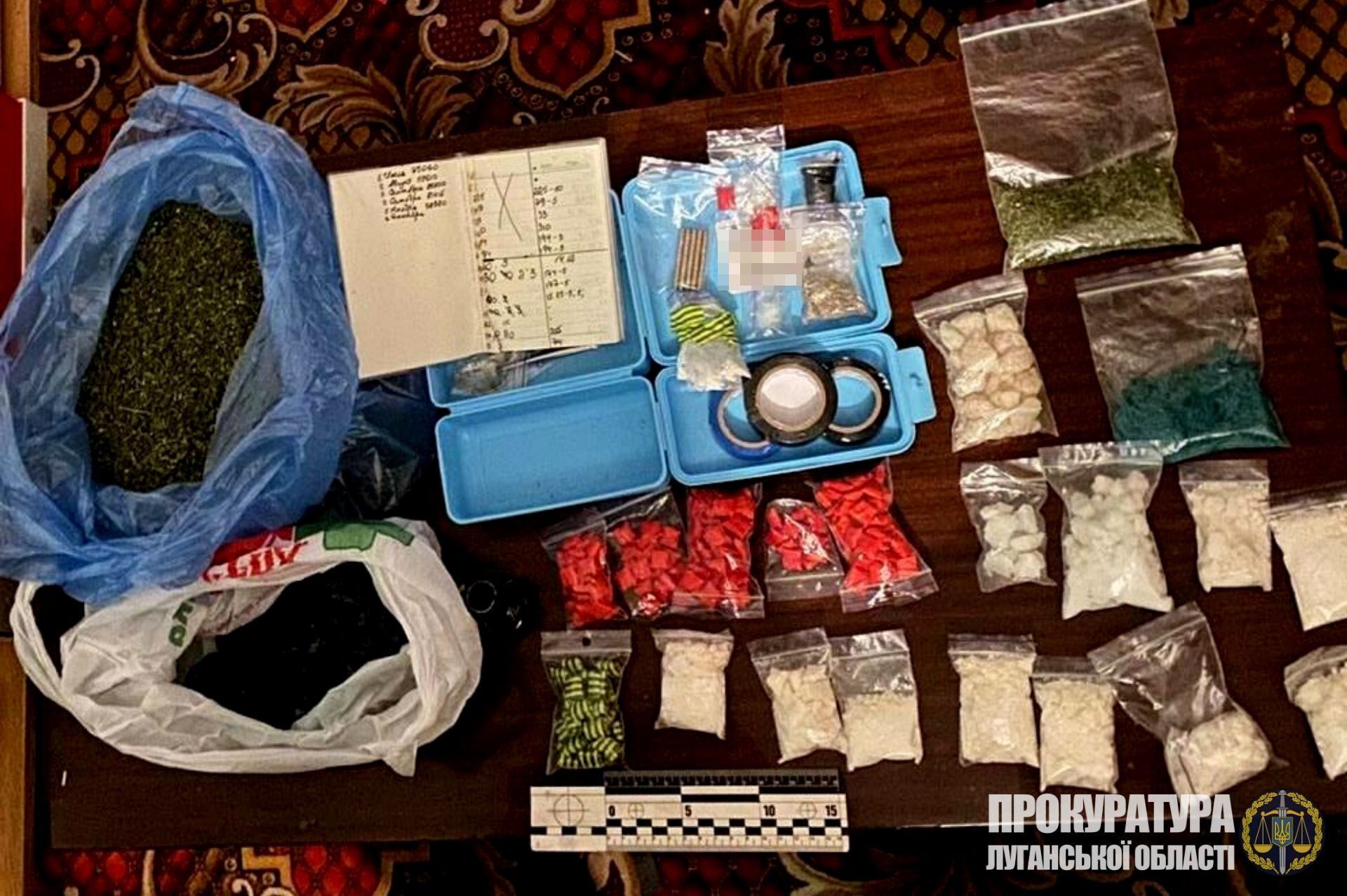 Організованій злочинній групі повідомлено про підозру у збуті наркотиків в особливо великих розмірах на Луганщині (ФОТО)