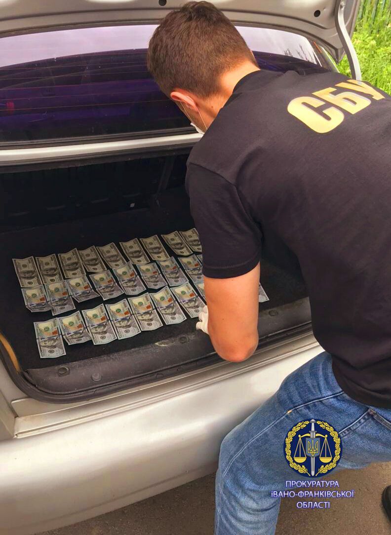 На Прикарпатті викрито на хабарі у 3400 доларів США голову ОТГ