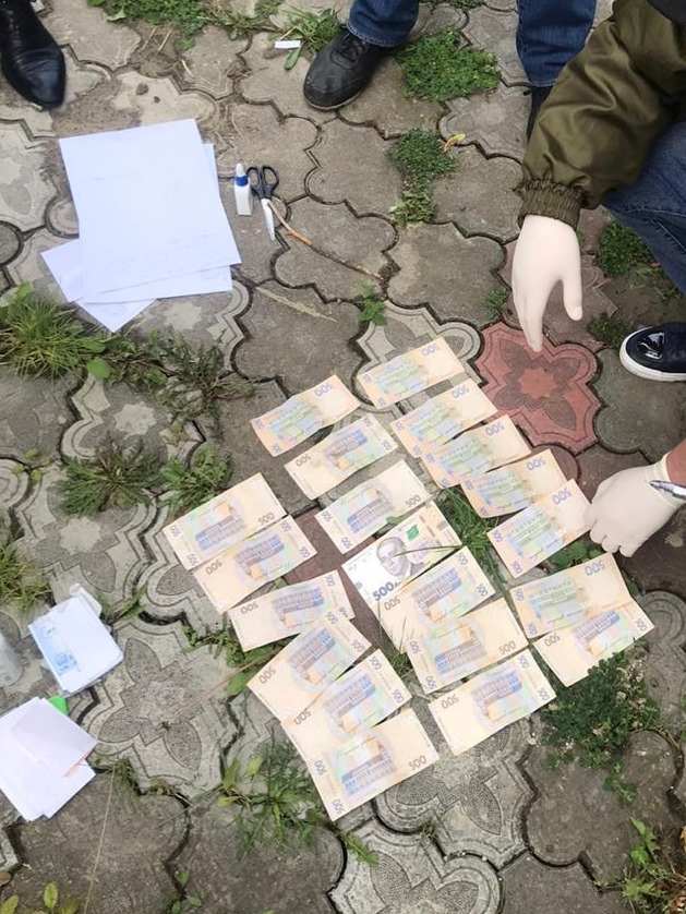 На Буковині державного виконавця викрили на хабарі (ФОТО)