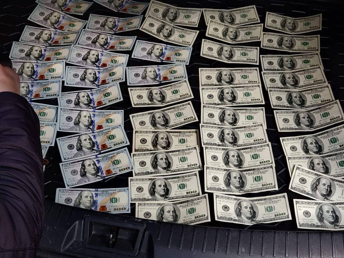 Посадовця Міністерства освіти і науки України викрито на одержанні 300 тис грн хабара